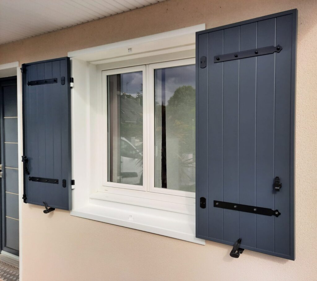 Fenetre PVC sur la façade avant d'une maison à Bouchemaine avec volets battants gris PVC ouverts