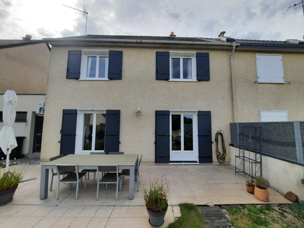 Vue de la façade d'une maison à Bouchemaine qui a entièrement rénové ses fenêtres et volets PVC
