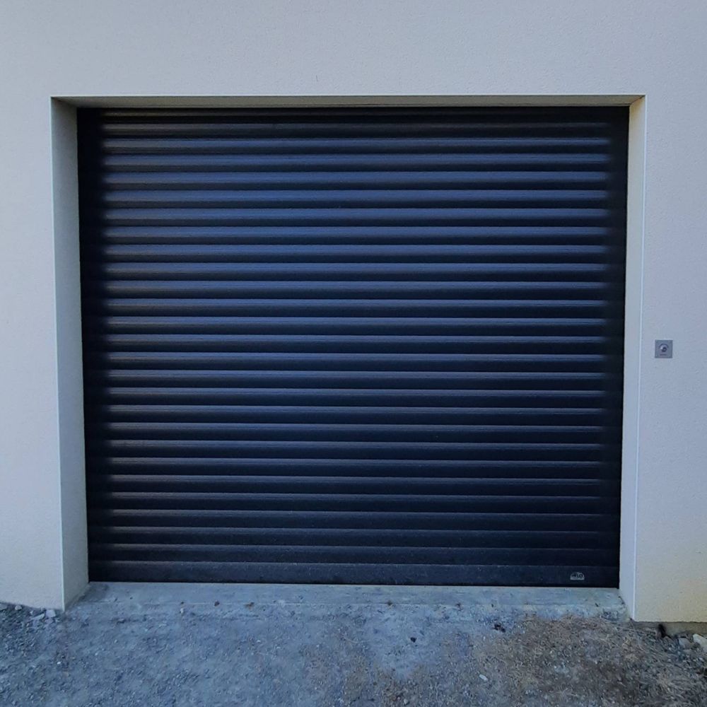 Porte de garage enroulable gris anthracite à Angers