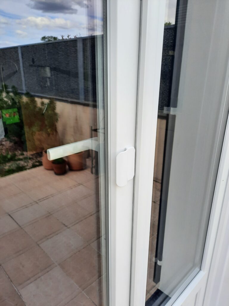 Détail de la poignée de tirage extérieure de la porte fenêtre PVC