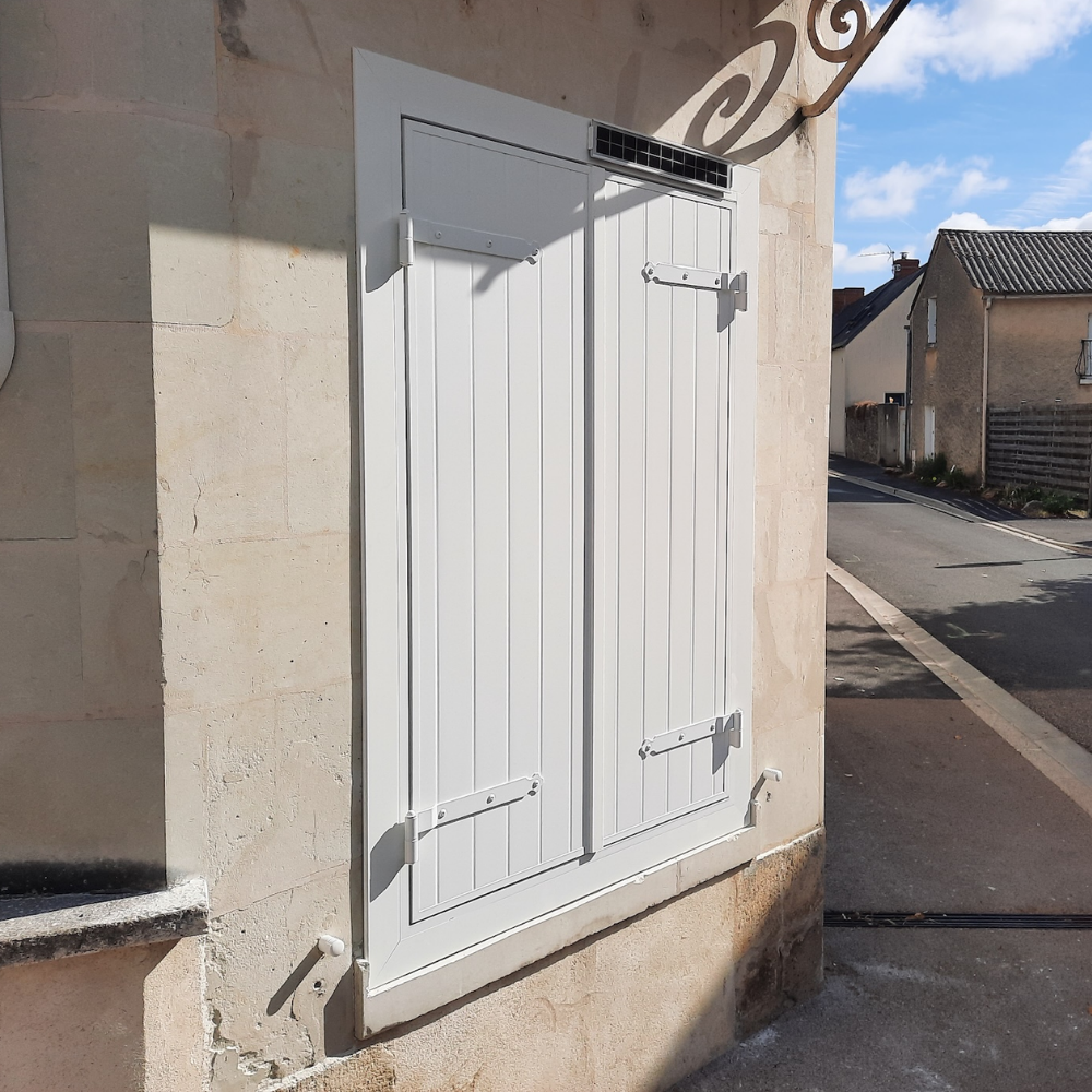 Volets battants blancs posés près d'Angers