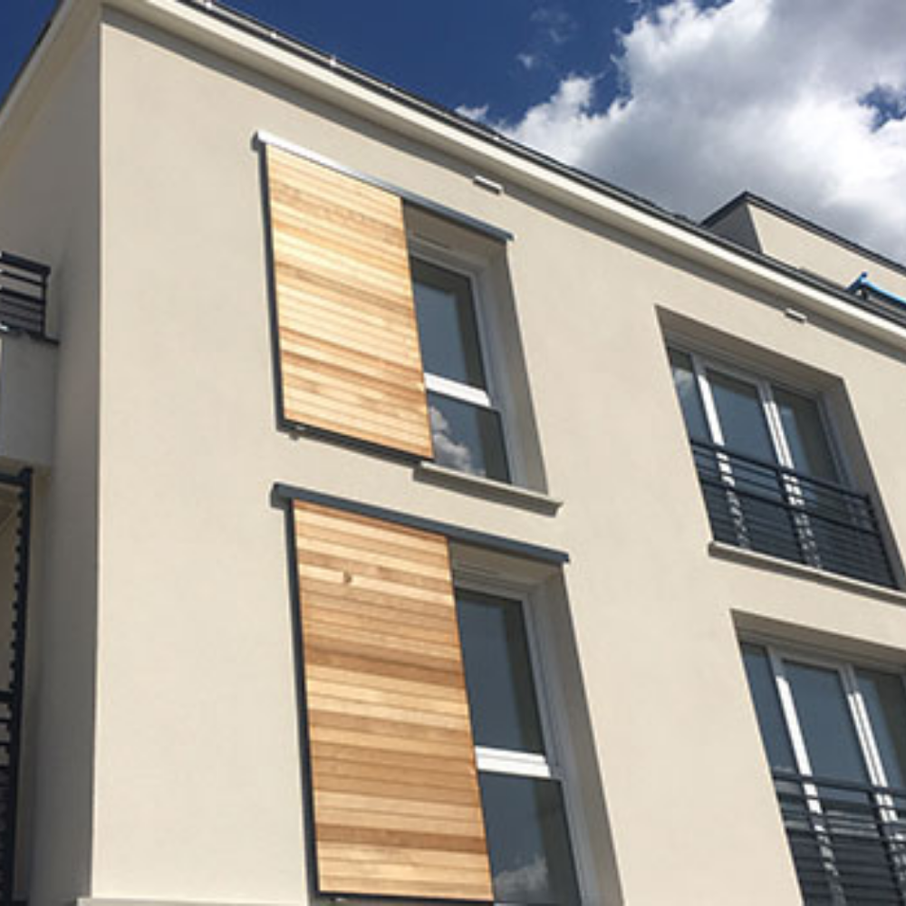 Façade d'immeuble avec des volets coulissants effet bois à Angers