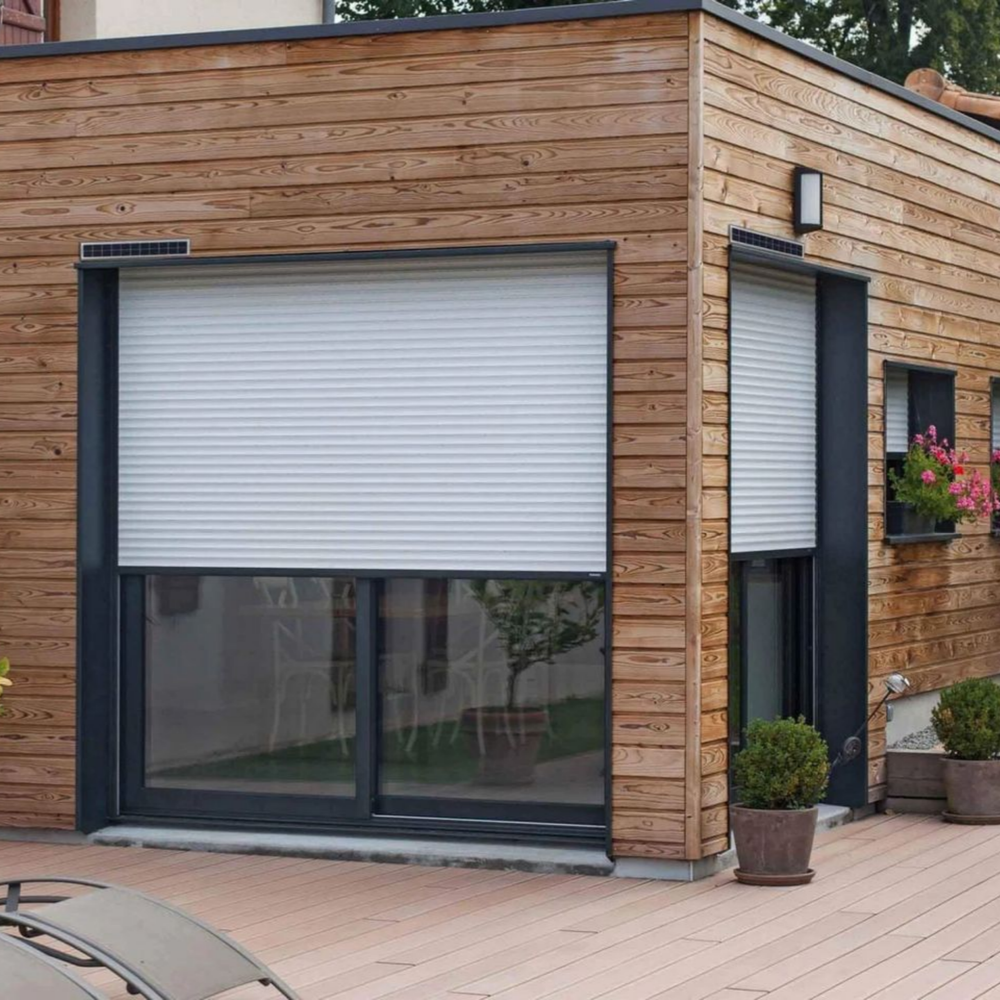 Extension bois près d'Angers avec des baies vitrées équipées de volets roulants