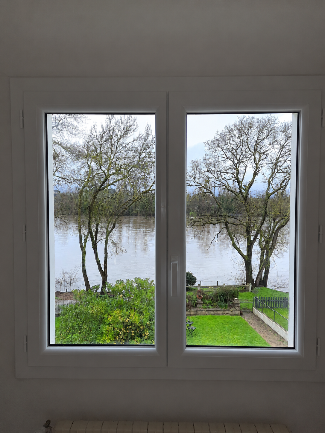 vue intérieure d'une fenêtre PVC blanche installée à Varades Loireauxence avec vue sur la Loire